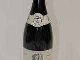 une bouteille de vin posée sur une table