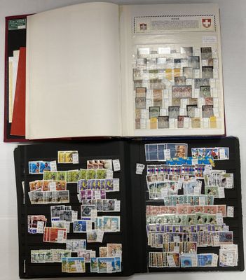 un livre ouvert avec des timbres, posé sur une table