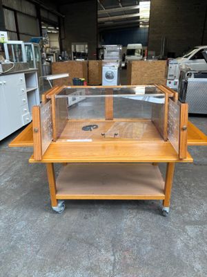 une table en bois surmontée d'une vitrine