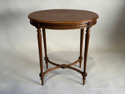 une image d'une table ronde avec un plateau en bois