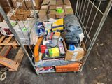 un chariot rempli de cartons et d'autres objets posé par terre