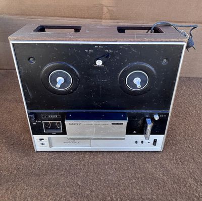 une chaîne hi-fi posée par terre devant un mur