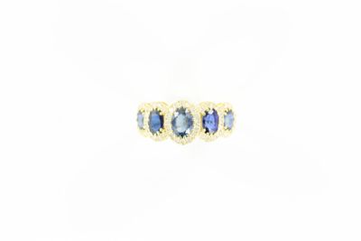 un gros plan d'une bague sertie de trois saphirs bleus