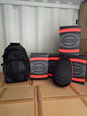 plusieurs cartons contenant du matériel de skateboard sont empilés les uns sur les autres
