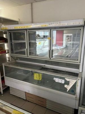 une image d'une vitrine réfrigérée dans un magasin