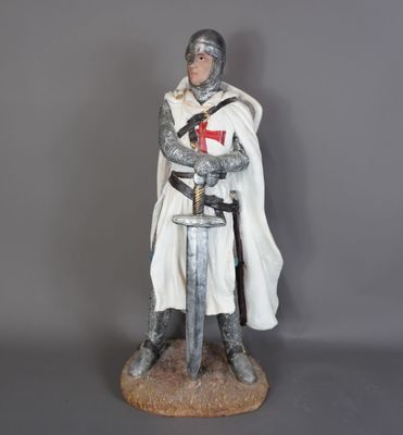 statue d'un chevalier muni d'une épée et d'un bouclier, posée sur un socle