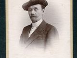 une photo en noir et blanc d'un homme en costume et chapeau