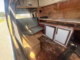 une petite cuisine à l'arrière d'une camionnette