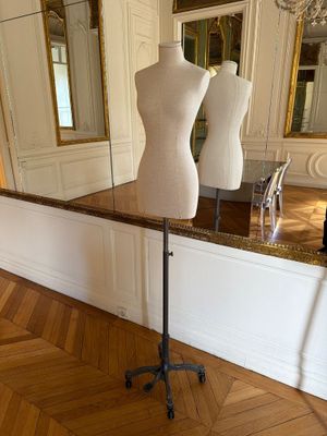 un mannequin assis sur une table dans une pièce