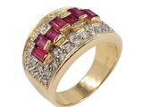 un gros plan d'une bague en or sertie de rubis et de diamants