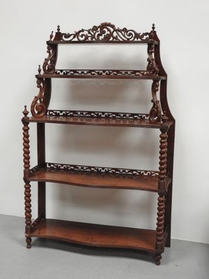 une vieille étagère en bois comportant quatre tablettes