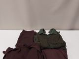 trois vêtements sont disposés sur une surface blanche