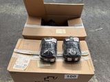 deux paires de chaussures posées sur une boîte
