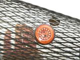 un gros plan sur un bouton d'une grille