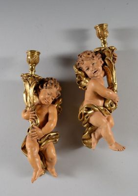 paire de chérensils anciens auxquels sont suspendus d'autres chérensils