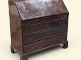 un vieux bureau en bois avec des tiroirs et des tiroirs sur le dessus