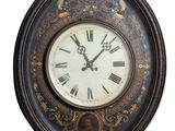 une horloge accrochée au mur de la pièce