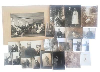 plusieurs vieilles photographies en noir et blanc représentant des personnes dans une pièce