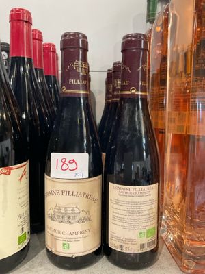 plusieurs bouteilles de vin sont alignées sur un comptoir