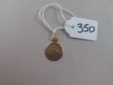 une pièce d'or à laquelle est attachée une étiquette de prix