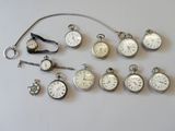 de nombreux modèles différents de montres de poche exposés sur la table