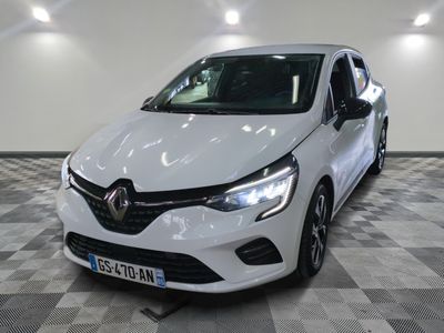 la voiture blanche est garée dans le garage sur le sol en damier