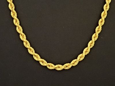 un collier de corde en or sur un mannequin mannequin mannequin mannequin mannequin mannequin mannequin mannequin mannequin mannequin