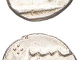 deux pièces d'argent ornées de motifs sur un fond blanc