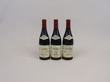 trois bouteilles de vin posées sur une table l'une à côté de l'autre