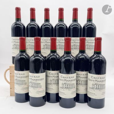 six bouteilles de vin rouge sont alignées