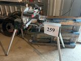 une machine posée sur une table dans une pièce