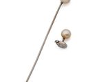 gros plan d'une paire de boucles d'oreilles sur une surface blanche
