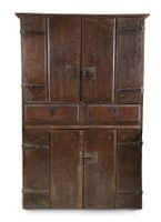 ARMOIRE À PENTURES EN CHÊNE