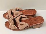 chaussons marron à motif, avec un nœud sur le devant