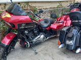 deux motos garées l'une à côté de l'autre dans la rue