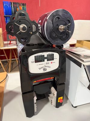 une machine posée sur une table dans une pièce