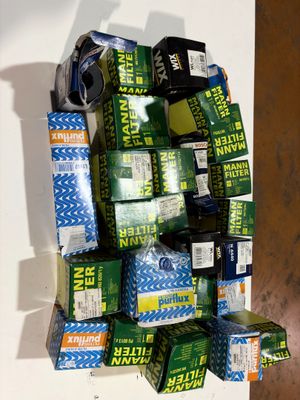 plusieurs rouleaux de papier hygiénique empilés les uns sur les autres