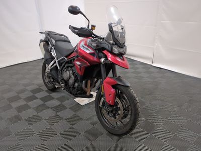 une photo d'une moto rouge garée dans un garage