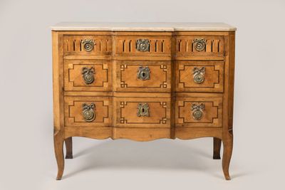 une image d'une commode en bois avec un plateau en marbre