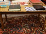 une table sur laquelle sont posés de nombreux livres
