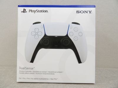 La boîte de la manette PlayStation est posée sur la table.