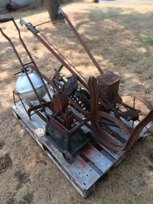 une petite machine posée sur une palette au sol