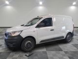 la camionnette blanche est garée sur un sol carrelé en damier