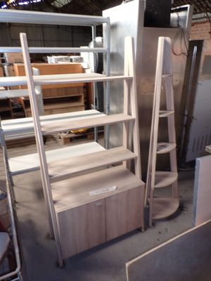 une échelle adossée au mur d'une pièce