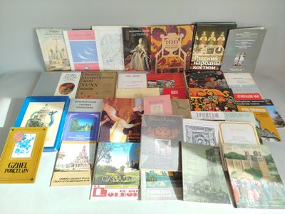 un grand nombre de livres posés sur une table