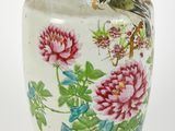 un vase sur lequel sont peints un oiseau et des fleurs