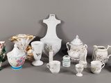 de nombreux types de vases différents, disposés sur la table