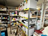 une pièce remplie de cartons et d'étagères