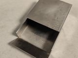 une boîte métallique ouverte posée sur une table