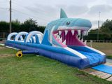 un toboggan aquatique gonflable orné d'un requin